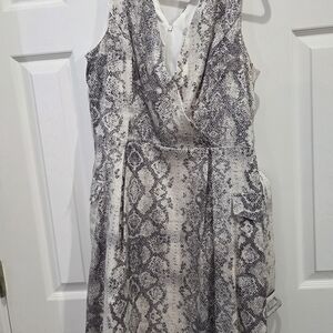 julia jordan Sleeveless Snake-Print Midi Dress — White & Gray